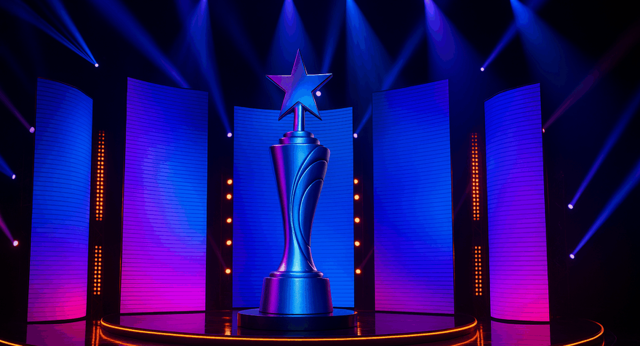 Escenario iluminado con luces de concierto y trofeo estelar, representando la celebración de los Premios Juventud 2025 en Panamá.