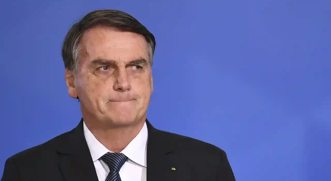 Bolsonaro es hospitalizado tras caída en prisión de Brasilia