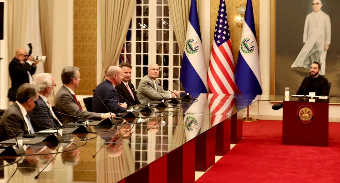 Congresistas de EE UU se reúnen con Bukele para reforzar lazos