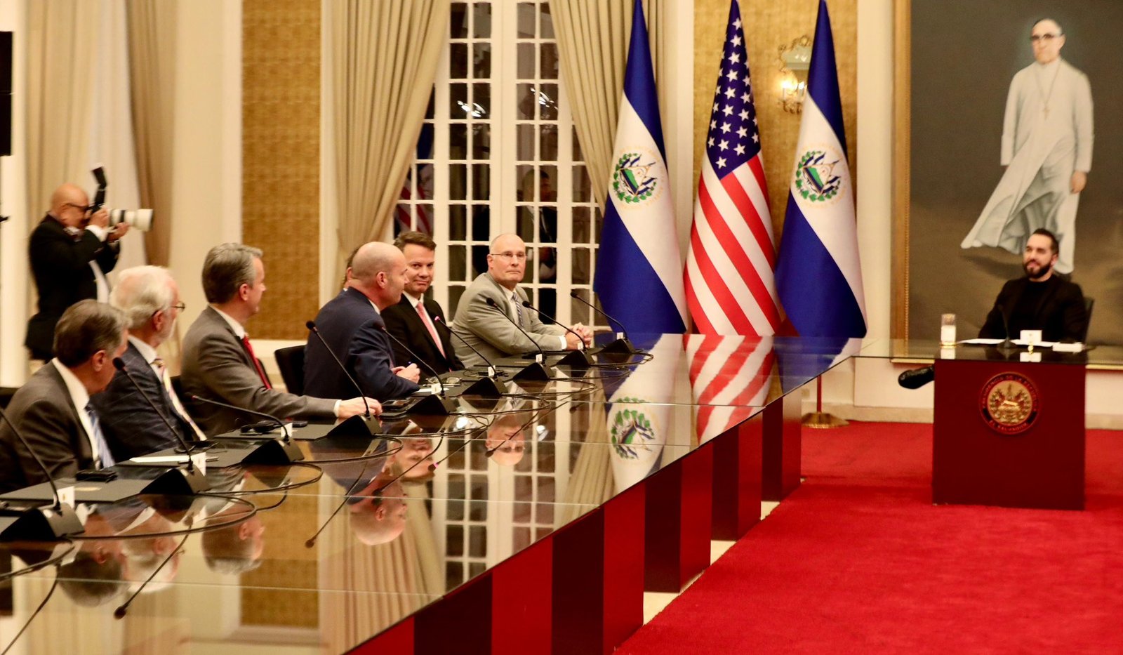 Congresistas de EE UU se reúnen con Bukele para reforzar lazos