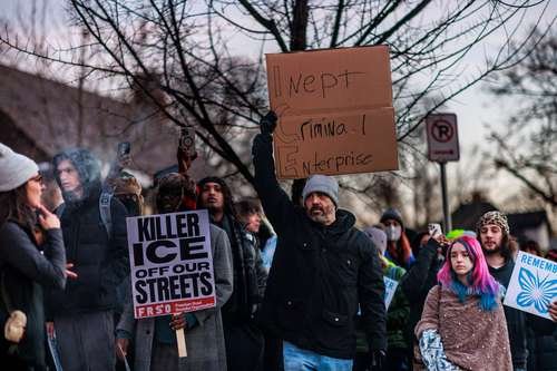 Agente del ICE mata a mujer en redada; Mineápolis exige retiro