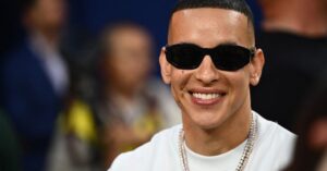 Daddy Yankee lanza "Toy Hermoso" y celebra 50 años de carrera