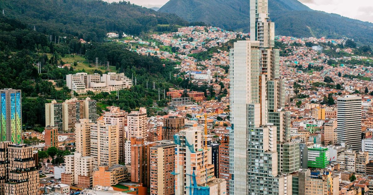 Ecuador sube aranceles a importaciones de Colombia al 50%