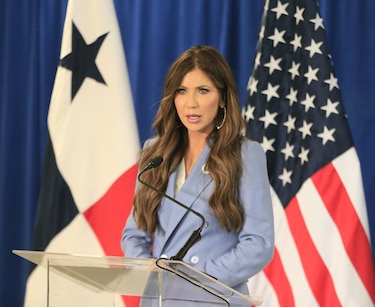 Kristi Noem causa debate en EE UU por su política migratoria dura