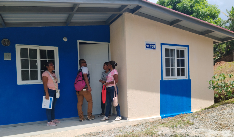 Panamá Oeste: MIVIOT entrega 96 viviendas a familias vulnerables
