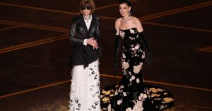Anne Hathaway y Anna Wintour recrean escena de El diablo viste a la moda en los Óscar 2026