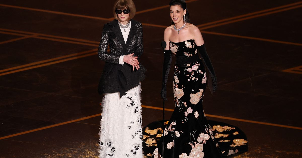 Anne Hathaway y Anna Wintour recrean escena de El diablo viste a la moda en los Óscar 2026