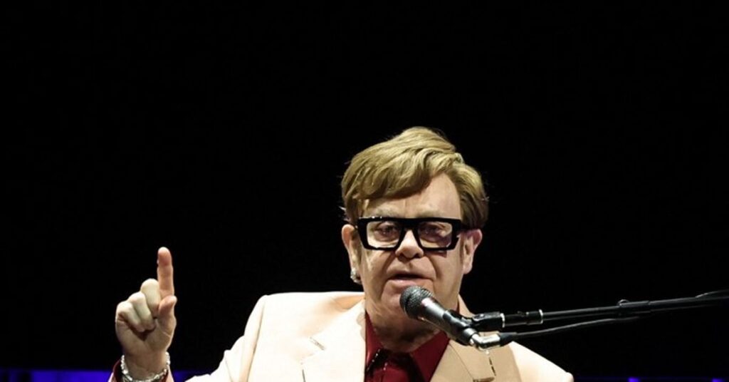 Elton John apoya a Brooklyn Beckham con invitación a gala benéfica