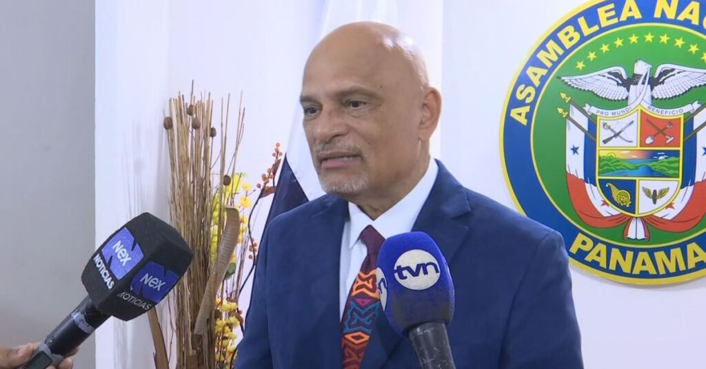 Cedeño pide devolver a primer debate proyecto sobre derecho a réplica