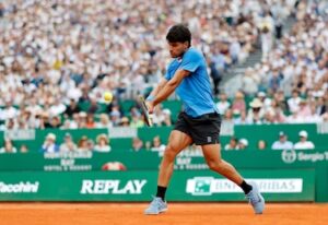 Alcaraz logra su triunfo 300 y avanza en Montecarlo