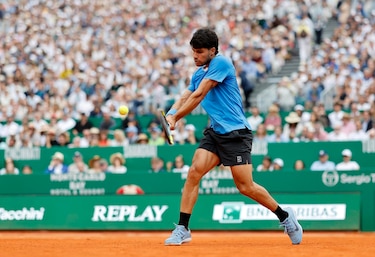 Alcaraz logra su triunfo 300 y avanza en Montecarlo