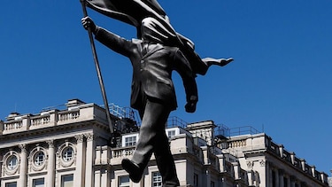 Estatua atribuida a Banksy sorprende en el centro de Londres