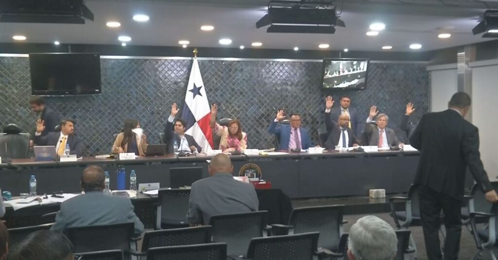 Asamblea de Panamá avala sanciones a diputados ausentes