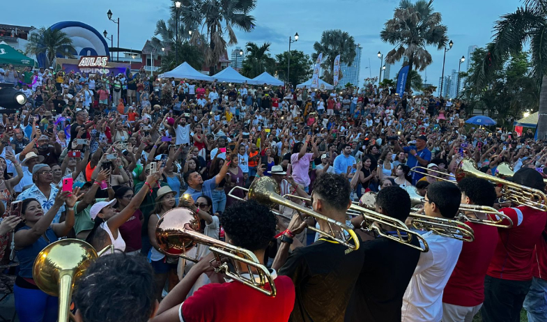 Panamá homenajea a Willie Colón con 300 trombones en "La Murga"