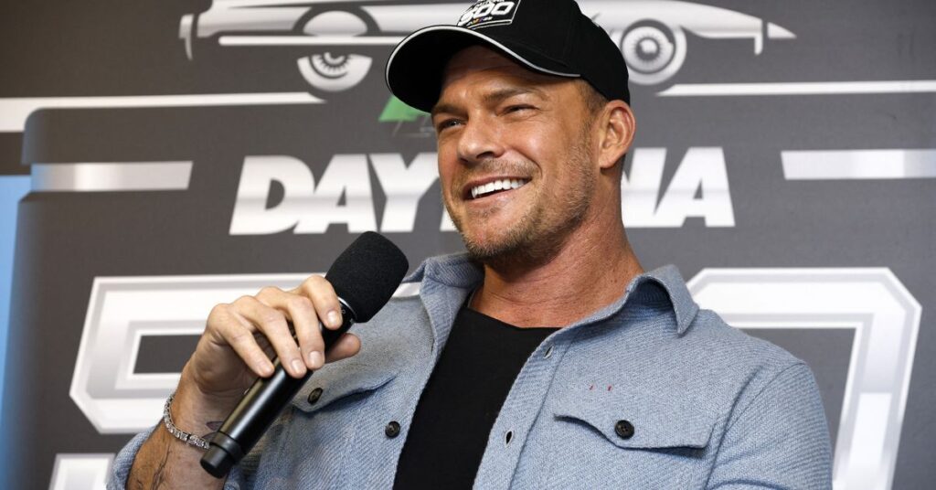 Alan Ritchson viraliza su reacción al calor extremo en Panamá