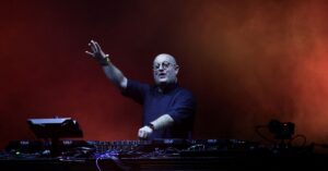 Cura DJ homenajea al papa Francisco con rave en Plaza de Mayo