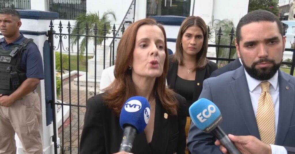 Diputados de Vamos denuncian al contralor Flores por abuso de poder