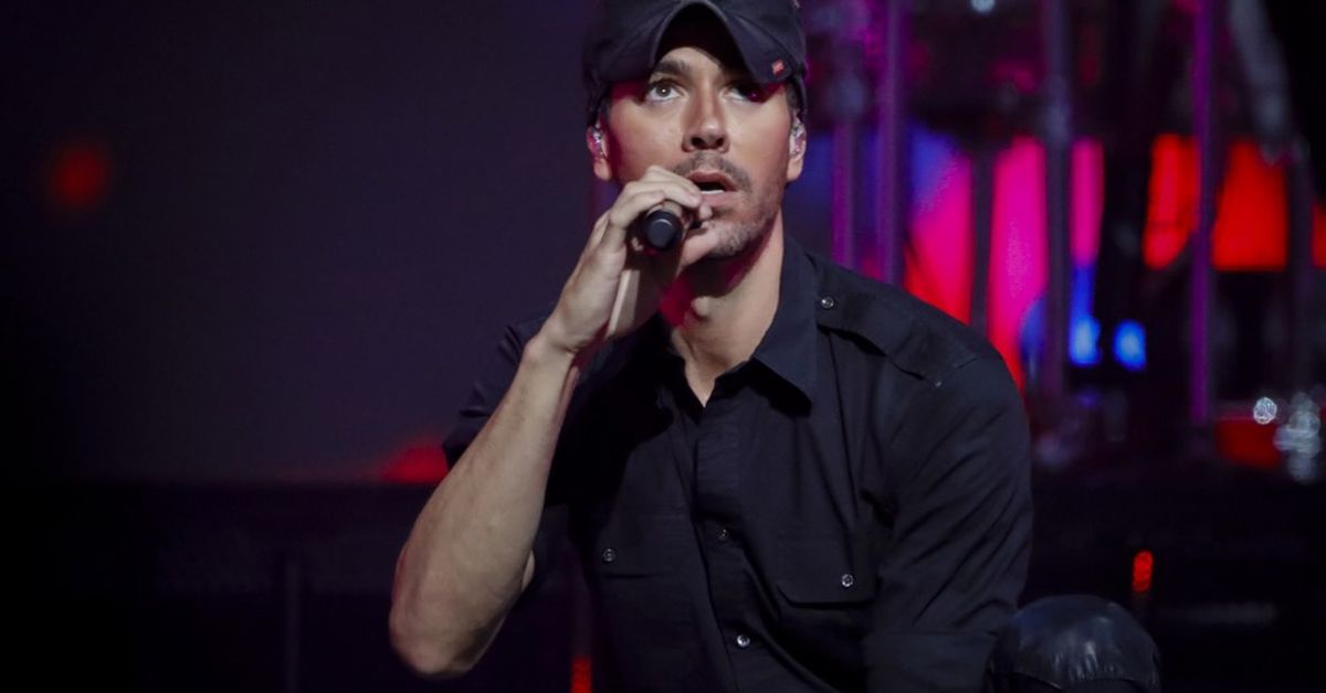 Enrique Iglesias genera debate por beso de fan en concierto