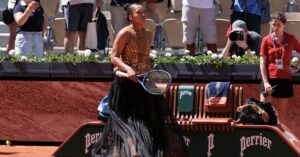 Naomi Osaka genera debate en Roland Garros por vestido dorado