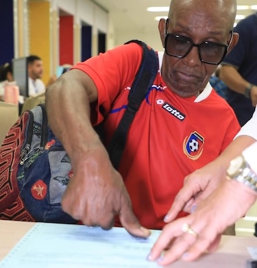 Jubilados retiran certificados en Cepanim con identidad nacional