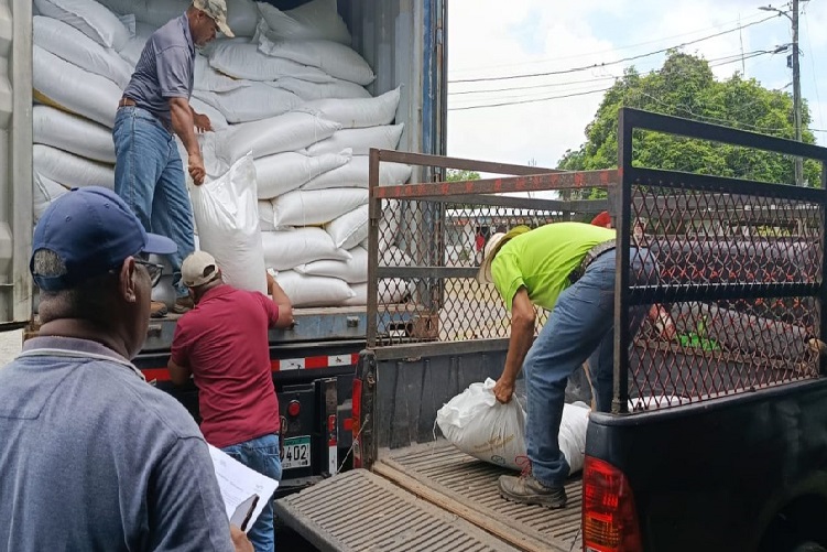 MIDA distribuye fertilizantes marroquíes a 300 productores en Colón