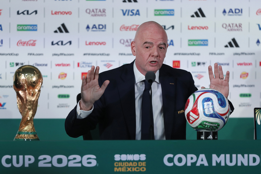 Infantino cita a directivos de FIFA en Rabat por crisis interna