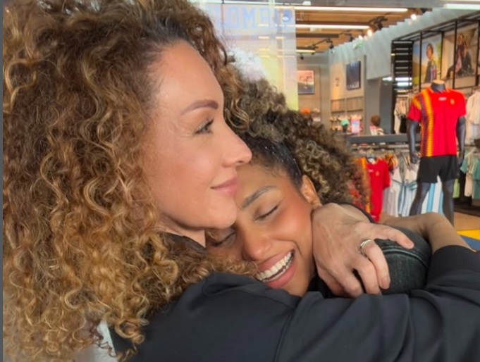 Erika Ender felicita a Karol Wilson por su logro en Operación Triunfo