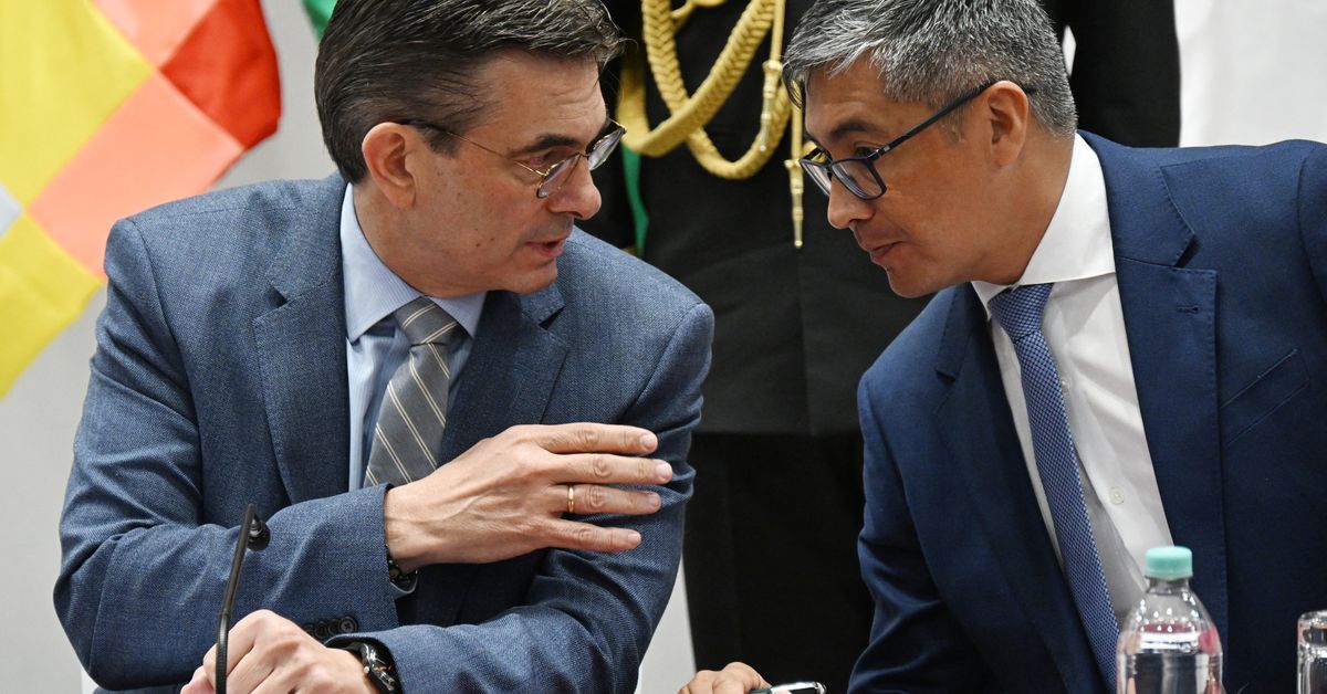 Presidente de Bolivia destituye a ministro de Economía censurado