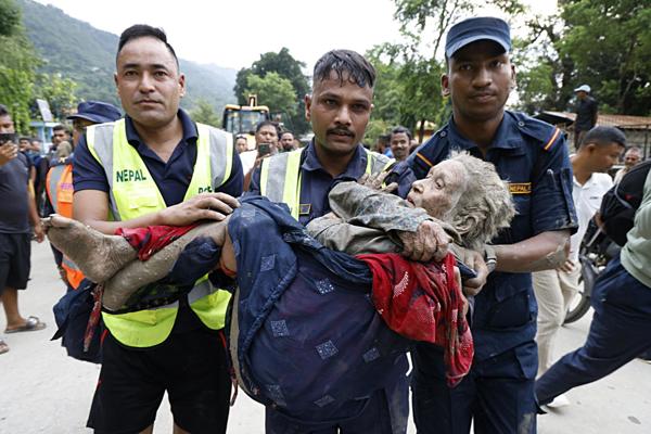 Más de 100 muertos y 900 desaparecidos por riada en Nepal y Tíbet