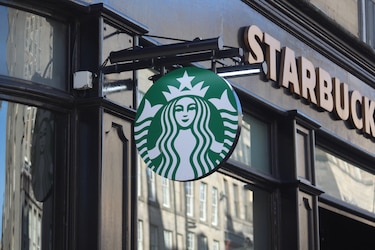 Starbucks cerrará 250 tiendas y recortará 900 empleos en EE UU