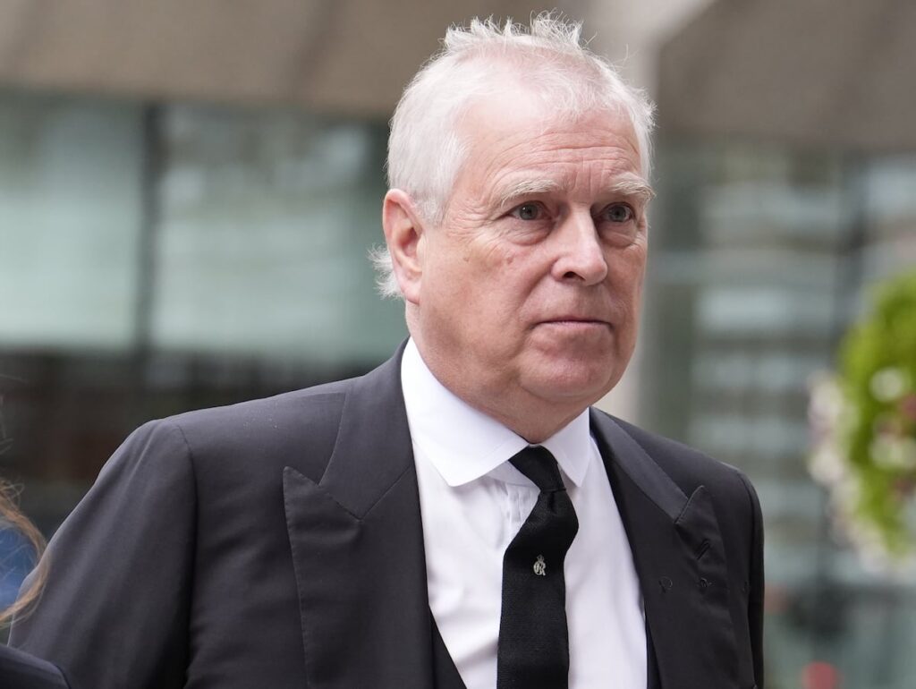 Andrés de Inglaterra acusa a policía de incautar objetos personales