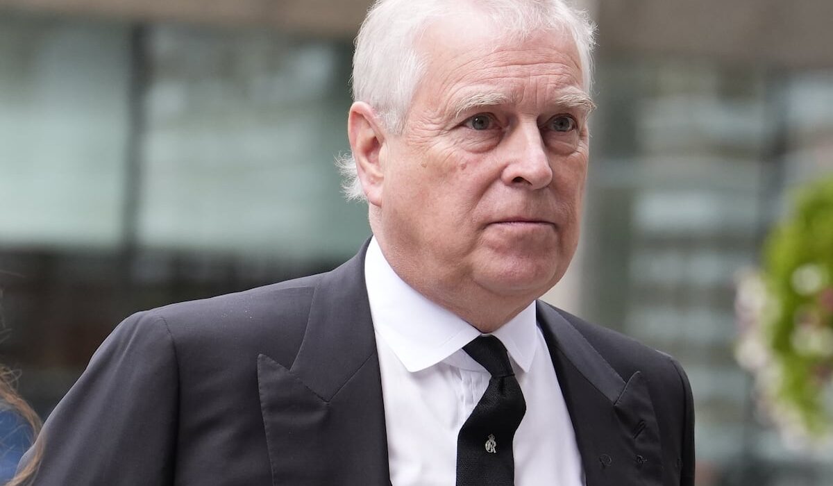 Andrés de Inglaterra acusa a policía de incautar objetos personales