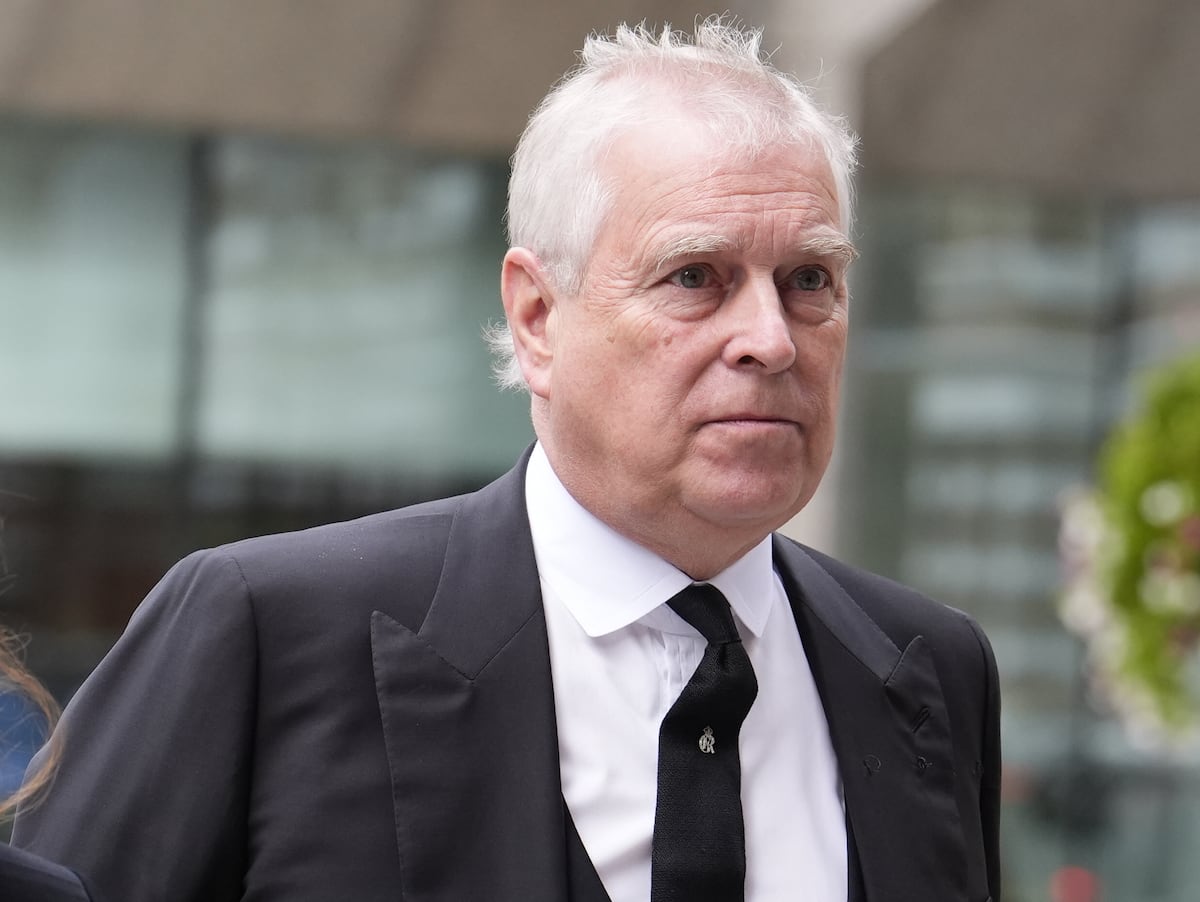 Andrés de Inglaterra acusa a policía de incautar objetos personales